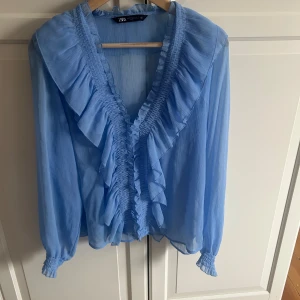 Sommarblus - Så fin sommarblus från Zara. Endast använd en gång. Nypris 400 kr❤️ passar S-M