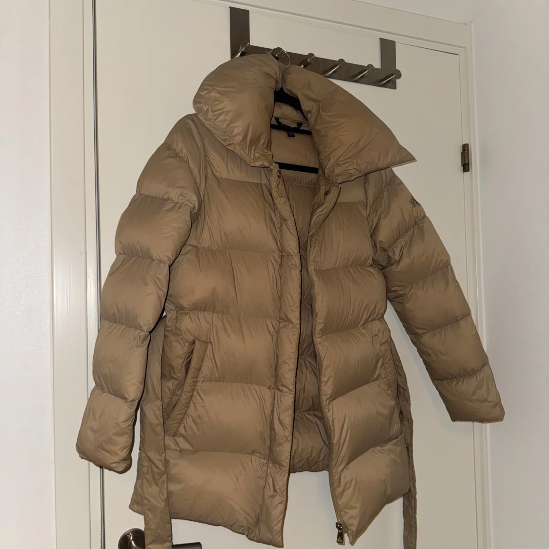 Beige dunjacka med bälte ifrån Ralph lauren - 2
