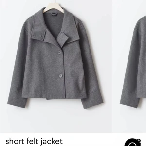 Grå kort kappa (Gina) - Säljer en stilren grå kort kappa med knappar framtill. Jackan har en klassisk krage och långa ärmar, perfekt för en elegant look. Passar bra till både vardag och mer uppklädda tillfällen. Passar nu till våren då den är lite tunnare! Slutsålt på hemsidan!💕