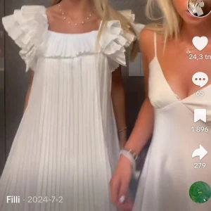 Vit klänning med volangärmar - Trendig vit klänning med plisserad design och stora volangärmar. Perfekt inför sommaren💖💖💖💞🙏🏼