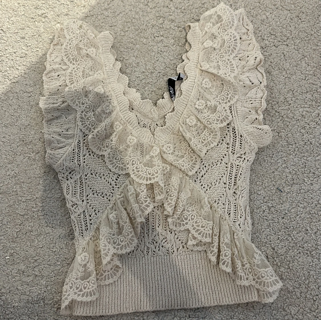 Beige spetsprydd topp från Zara