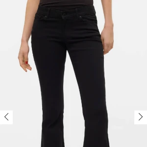 Svarta bootcut jeans - Snygga svarta bootcut jeans med låg midja och klassisk femficksdesign. Perfekta för en stilren look med en touch av retro. Passar bra till både sneakers och klackar. kostar 599 på hemsidan