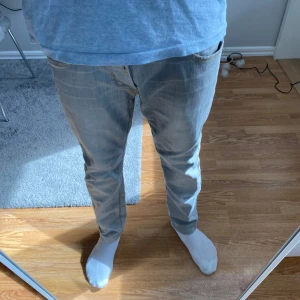 Gråa dondup jeans  - Tja! Säljer ett par fet dondup jeans i storleken 32, hör av dig vid frågor eller funderingar! 