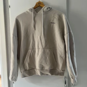Beige hoodie från BOW19 - Säljer en beige hoodie från BOW19. Den har en klassisk känguruficka & är superskön. 🌸