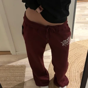 ed hardy mjukisbyxor 🤎 - mjukisbyxor i xl men sitter oversized på mig som vanligtvis har S, jag är 176 för referens. ok att köpa direkt 🖤