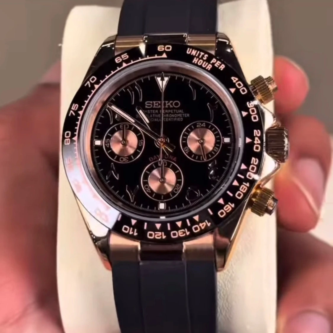 Svart och guld klocka från Seiko