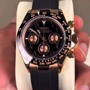 Svart och guld klocka från Seiko - Elegant klocka från Seiko med svart urtavla och guld detaljer. Klockan har tre sub-dials och en svart bezel med guldmarkeringar. Armbandet är svart och matchar den stilrena designen perfekt.