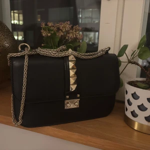 Valentino Glamlock  - Superfin Valentino Glamlock väska. INTRESSEKOLL!!! har alla äkthetsbevis. Köptes för 17000 och har använt några gånger. 