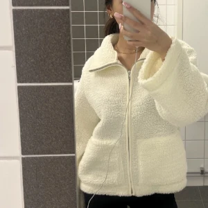 Vit Teddy jacka - Säljer denna oanvända teddyjackan! 💛💛💛