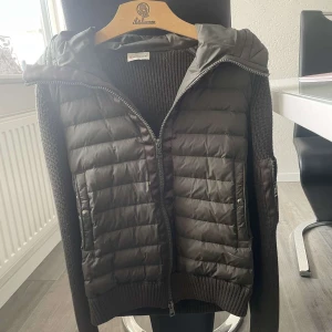  Moncler cardigan - Moncler cardigan i färgen mörk grön, storlek S. Den är som nyskick använd ett fåtal gånger och är perfekt inför våren.