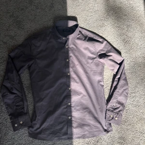 Grå skjorta från On Our Terms - Snygg grå skjorta från On Our Terms i storlek S. Skjortan har långa ärmar och knappar framtill. Perfekt för en stilren look. Använd 1 gång då den var för stor för mig.