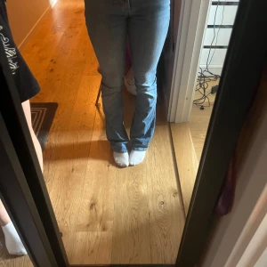 Blå bootcut jeans - Säljer ett par klassiska blå bootcut jeans. De har en snygg passform med en lätt utsvängd stil. Perfekta för en avslappnad look.