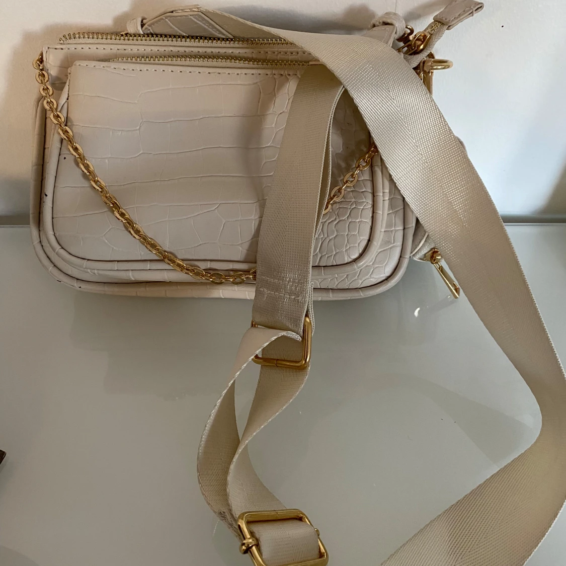 Beige axelväska med kedjedetalj - 1