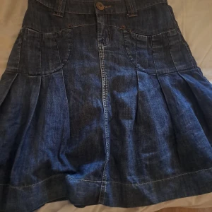 Jeanskjol  - Snygg jeanskjol från Indiska! Pris går att diskuteras