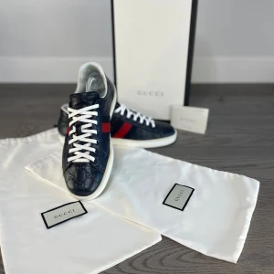 Gucci ace - Säljer ett par riktigt feta gucci ace skor i fantastisk skick. Storleken är 42 men passar 42/5. Allting OG följer med, box, dustbag och kort. Om du har något frågor om inner mått eller något annat är det bara att kontakta😊