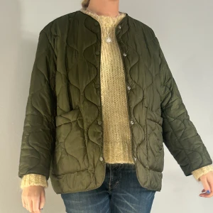 Quiltad jacka - Super snygg quiltad jacka nu till våren!! den är i en S men skulle själv säga att den är rätt stor i storleken så en M typ💘