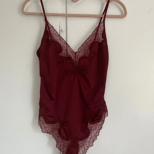 vinröd hm body - ÄLSKAR den här men den är tyvärr för stor på mig🥺❤️om nån har i xs byter jag gärna! den är endast testad!