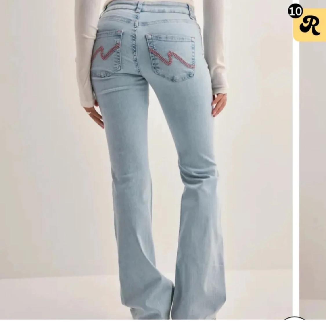 Ljusblå bootcut jeans med slitningar - 1