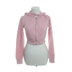 Rosa croppad zip up hoodie från H&M - Säljer en söt ljus rosa croppad hoodie från H&M Divided. Den är storlek s.