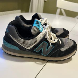 New Balance 574 sneakers - New Balance 574, svart & blå. De är använda men i mycket bra skick, storlek 40. Köpta på NB för 1400kr. Priset går att diskutera vid snabb affär. 