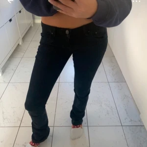 Svarta jeans från LTB - Snygga svarta jeans från LTB . De har en knapp och dragkedja framtill. Storlek 24/36 i modell valerie