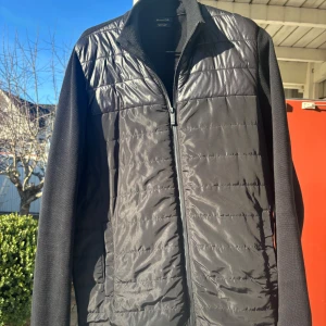 Cardigan från massimo dutti - Säljer en stilren svart jacka från massimo dutti. Jackan har en quiltad design med dragkedja framtill och långa ärmar. Perfekt för vårdagar. Nypris ligger runt 3799 men eftersom den ej säljs längre kommer jag sälja för ca 70% billigare en ord pris. Nyskick och allt är som de ska! Tveka inte med frågor. Med vänlig hälsning, elji 