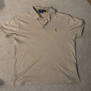 Ralph lauren tröja  - Säljer tröjan pågrund av att den inte har kommit till någon användning. Inga skador finns på tröjan. Fråga gärna om du har några fråga. Original priset är 1600. Men säljer för 500kr, priset kan diskuteras. 