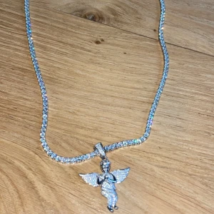 Moissanite tennis kedja  - Säljer min moissanite 3mm 20” lång kedja. Kommer med GRA certifikat och rapport, samt originallåda. D färg VVS klaritet. Passerar diamanttestare. Hänget på första bilden medföljer INTE. Fraktar endast, möts ej. Hör av er för fler bilder/videor