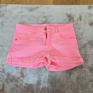 Rosa shorts! 💞 - Snygga rosa shorts, i storlek 12-13. Säljer för 100kr pris kan absolut diskuteras! 😇
