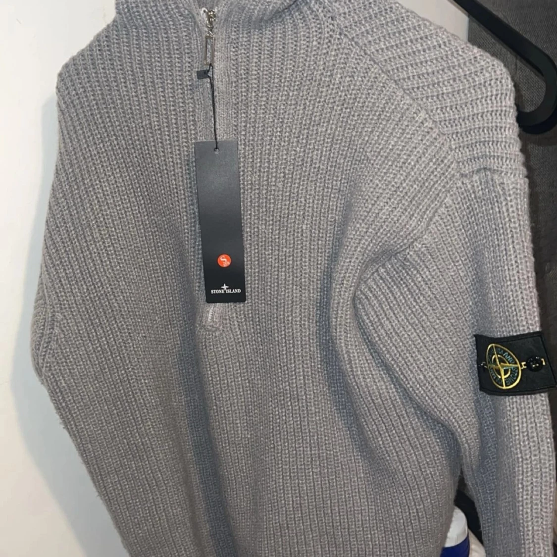 Grå stickad tröja från Stone Island