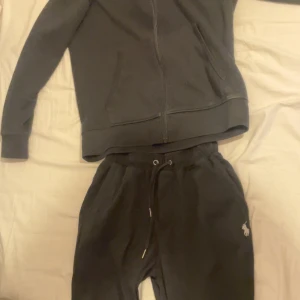 Ralph lauren tracksuit - Säljer nu mitt äkta ralph lauren tracksuit pga att det inte kommer till användning längre. Tröjan är storlek M och byxorna S. Tröjan är lite knottrig vid fickorna. Byxorna har superlim vid snörena får inte bort de!.  Köpt dem skilda totalt för ca 3500. Kan gå ner i pris. TVÄTTAR DEM INNAN 