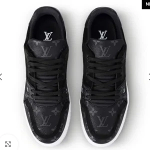 Svara LV 1A8PUA - Stilrena svarta sneakers från Louis Vuitton med monogrammönster. Skorna har en vit sula och klassisk snörning. Perfekta för en trendig look.