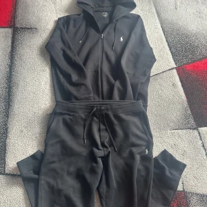 Polo Ralph Lauren (bara byxor) - Säljer mjukis setet som är i mycket bra skick, inga skador eller missfärgning eller liknande. Sköna och bekväma och perfekt inför sommaren nu eller en avslappnad kväll. Säljer bara byxorna 