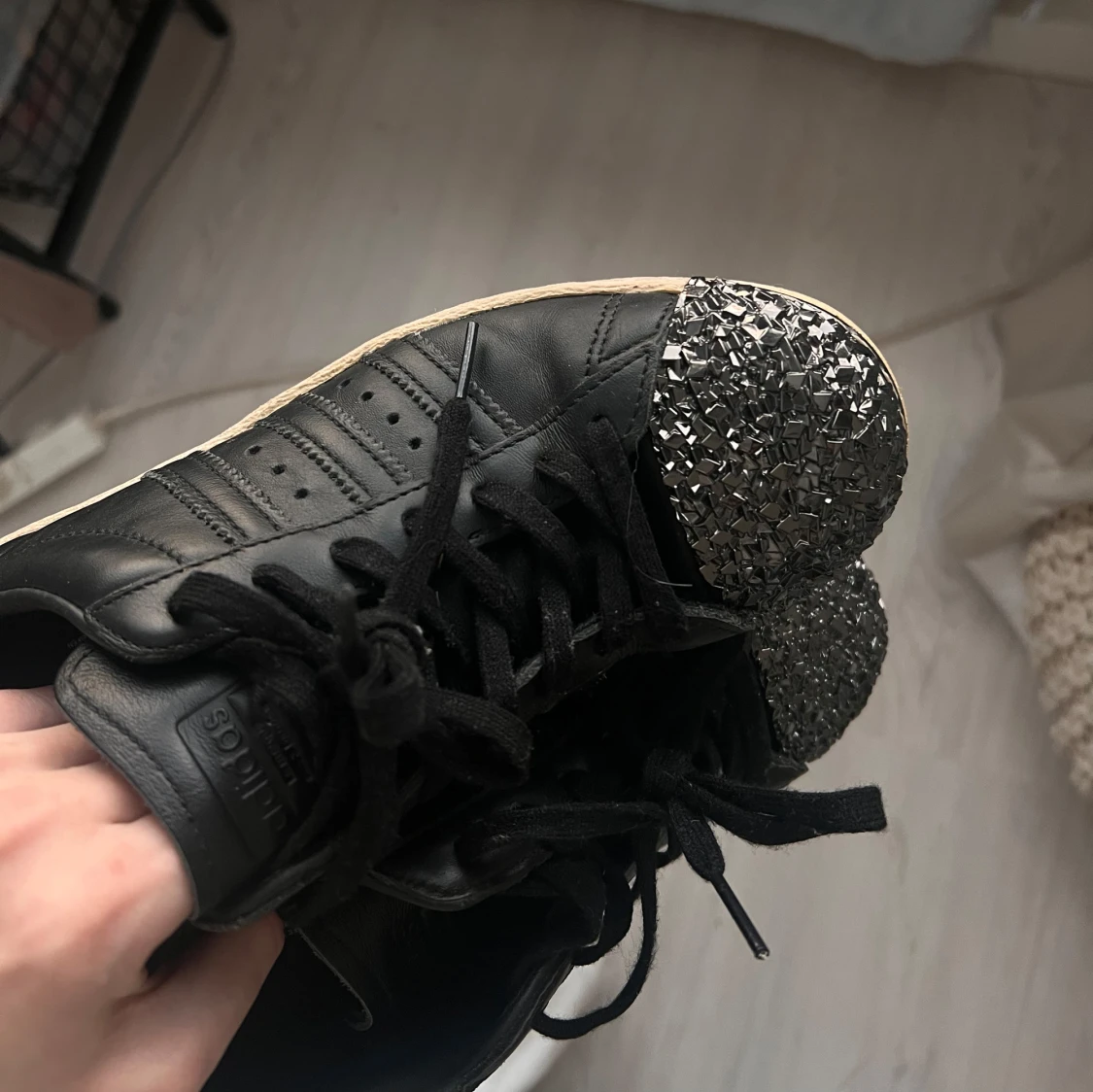 Svarta sneakers med glittrig tå från adidas - 2