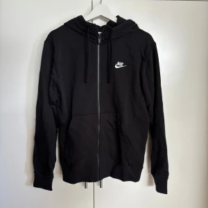 Svart hoodie från Nike - Säljer en klassisk svart hoodie från Nike.