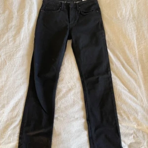 Svarta jeans - Svarta raka jeans med slit längst ner på båda sidor (se bild), använda 1 gång. Från BikBok. Storlek W28 L34 💞