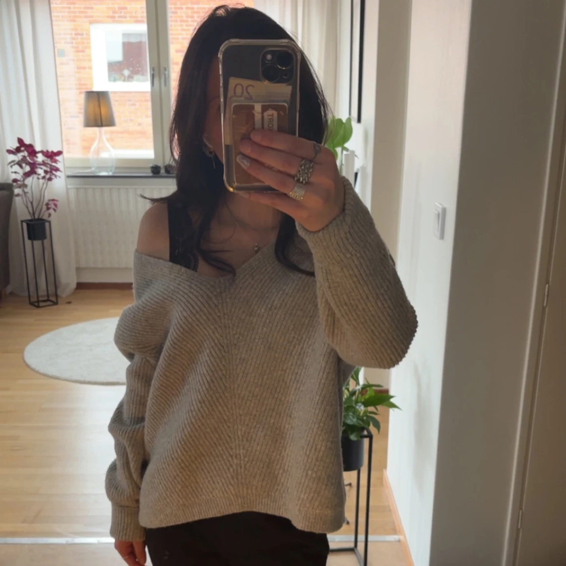 Grå stickad tröja med v-ringning - 1