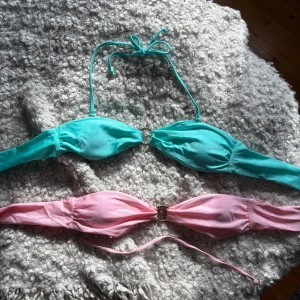 Turkos och rosa bikini - Säljer två bikini överdelar med avtagbart band. Helt oanvända från ak bikinis. 
