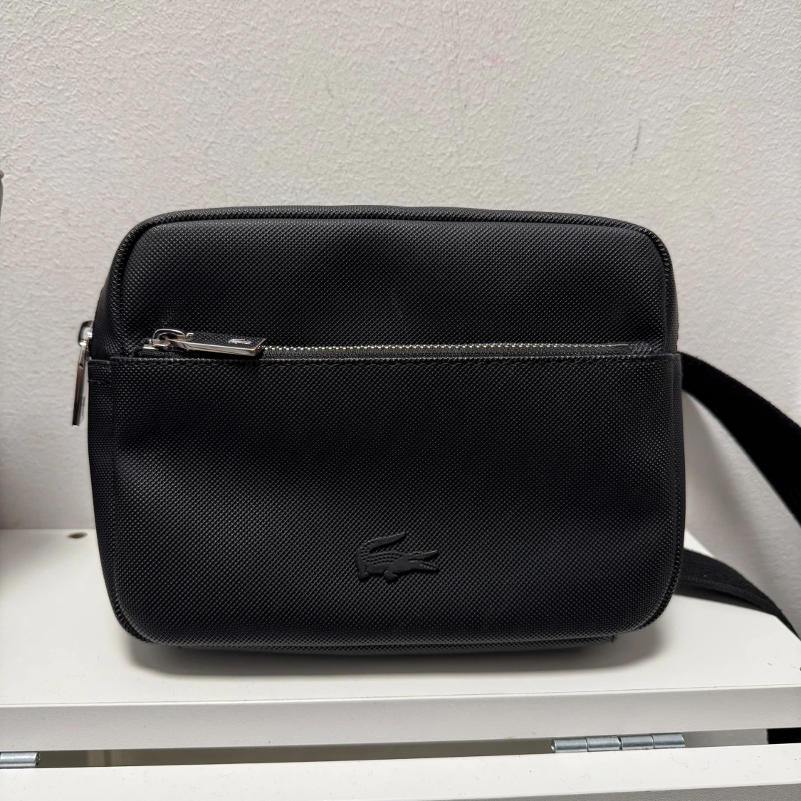 Svart axelväska från Lacoste