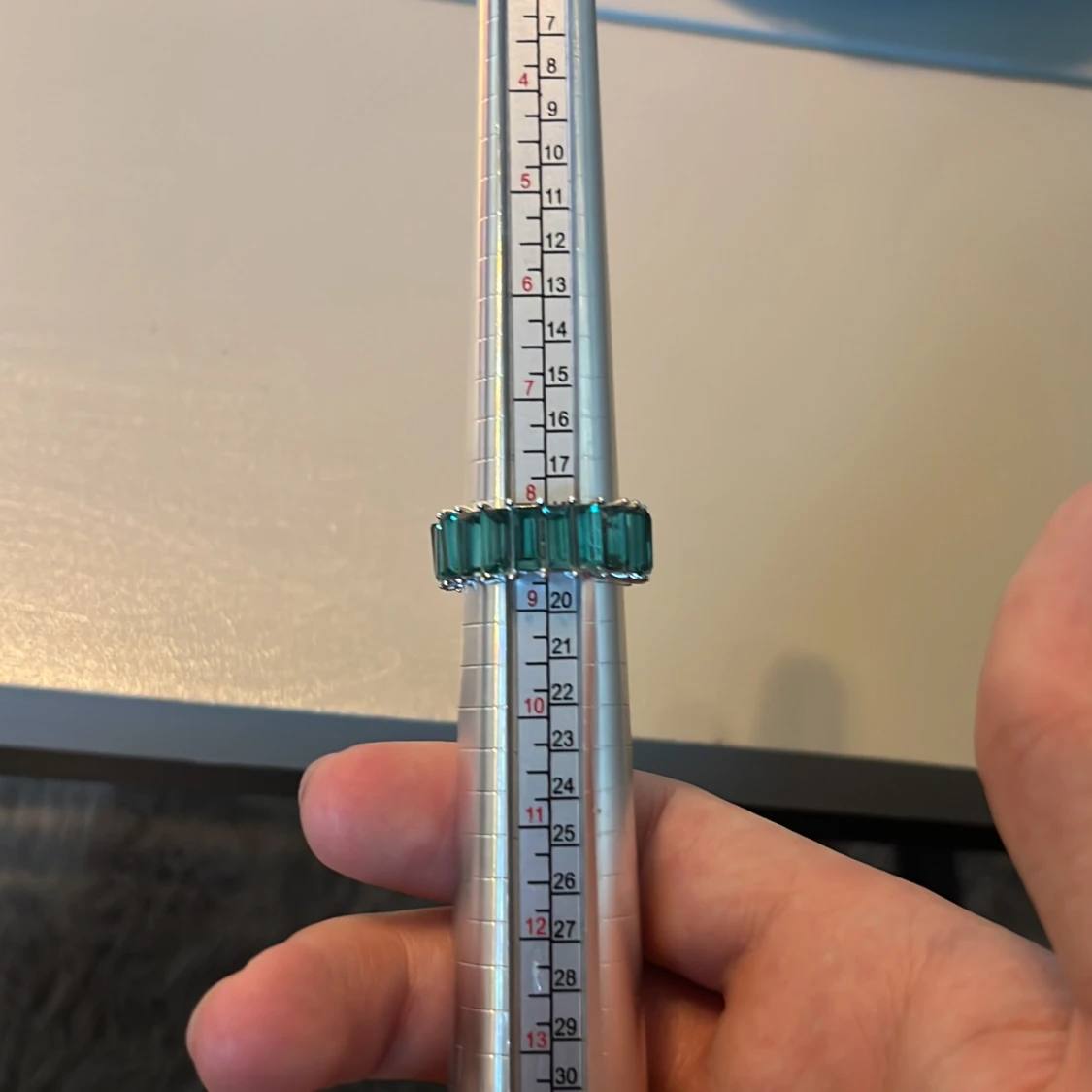 Ring med gröna stenar - 4