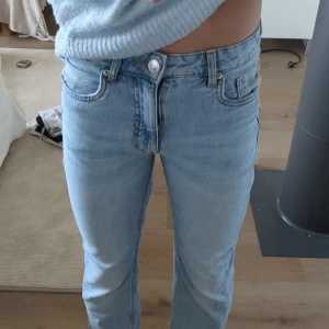 Ljusblå jeans med slits - Snygga ljusblå jeans från NA-KD med en klassisk femficksdesign. De har en rak passform och slitsar vid bensluten för en trendig look. Perfekta för en avslappnad stil.