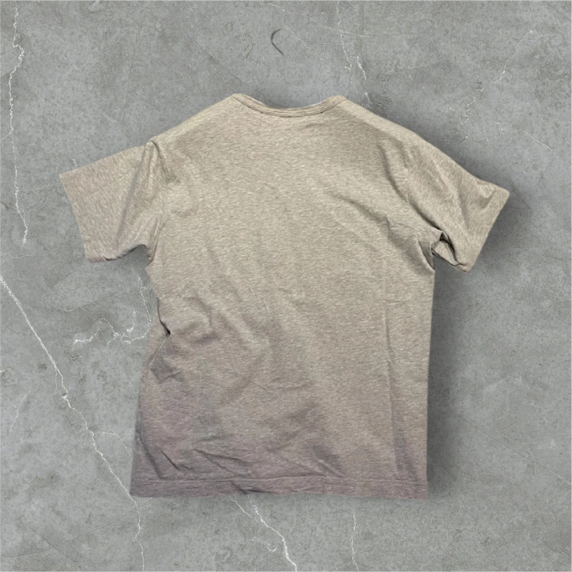 Grå t-shirt med tryck från CDG - 1