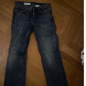 Mörkblå jeans från Zara - Snygga mörkblå jeans från Zara med klassisk femficksdesign. De har en rak passform och är perfekta för en avslappnad stil. Passar bra till både sneakers och kängor.