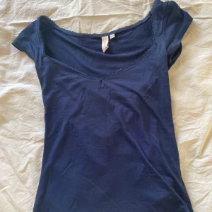 Topp - Super fin marinblå topp från Nelly💗använd fåtal gånger🥰