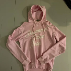 Dsquared2 Hoodie  - Säljer en snygg rosa hoodie från Dsquared2. Storlek M inköpt på Abiti i Göteborg.