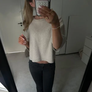Beige stickad tröja - Säljer en beige stickad kortärmad tröja. Den är i storlek XL men passar mig som har XS bra men funkar också på större storlekar❣️❣️