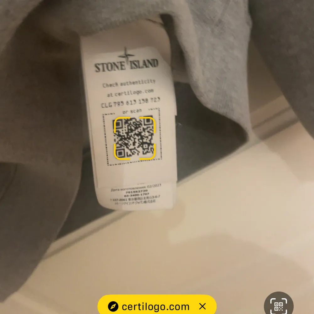 Säljer en stilren grå tröja från Stone Island med halv dragkedja och deras ikoniska märke på ärmen. Perfekt för en avslappnad och trendig look. Tröjan har långa ärmar och en hög krage.. Neuletakit & Villapaidat.