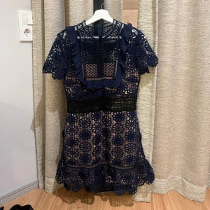 Self-Portrait klänning - Säljer denna marinblåa klänning från Self-portrait. Aldrig använd och i perfekt skick. Storlek US 8 (M) men passar mig som brukar ha Small. 💖