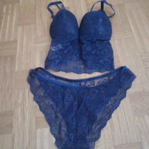 Blå spetskorsett från Asel Lingerie - Säljer en elegant blå spetskorsett från Asel Lingerie. Den har justerbara axelband och en vacker spetsdesign som ger en lyxig känsla. Perfekt för speciella tillfällen eller när du vill känna dig extra fin.