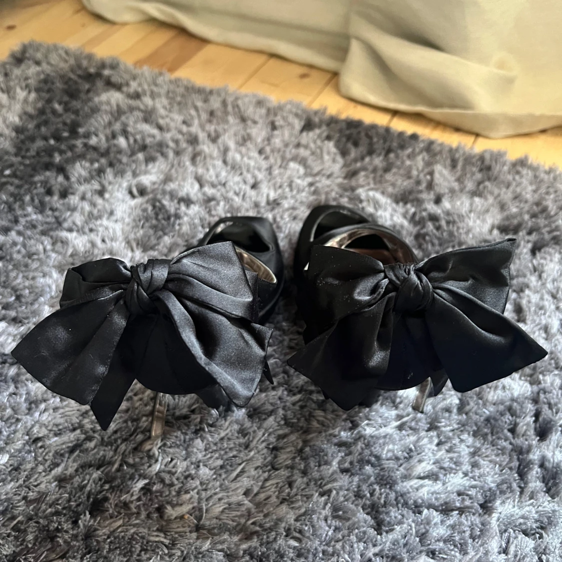 Svarta klackskor med rosett från Carvela - 2